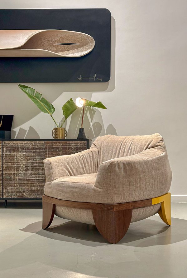 Fauteuil BOUSSA : une collaboration d’exception entre Younes Duret et Atelier Jouffre Maroc